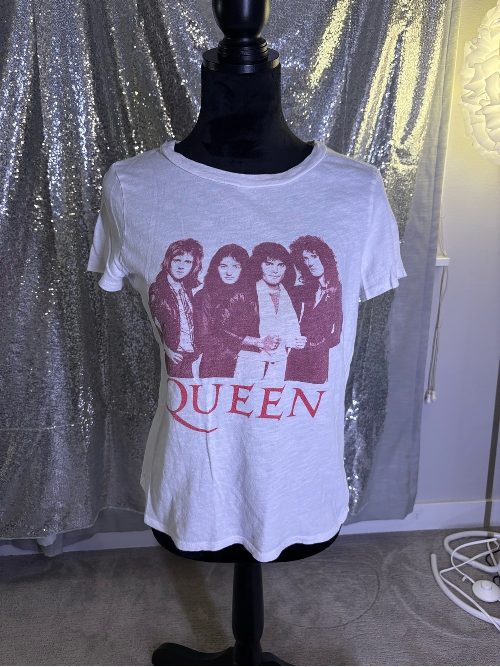 Queen Band Tee 🤍